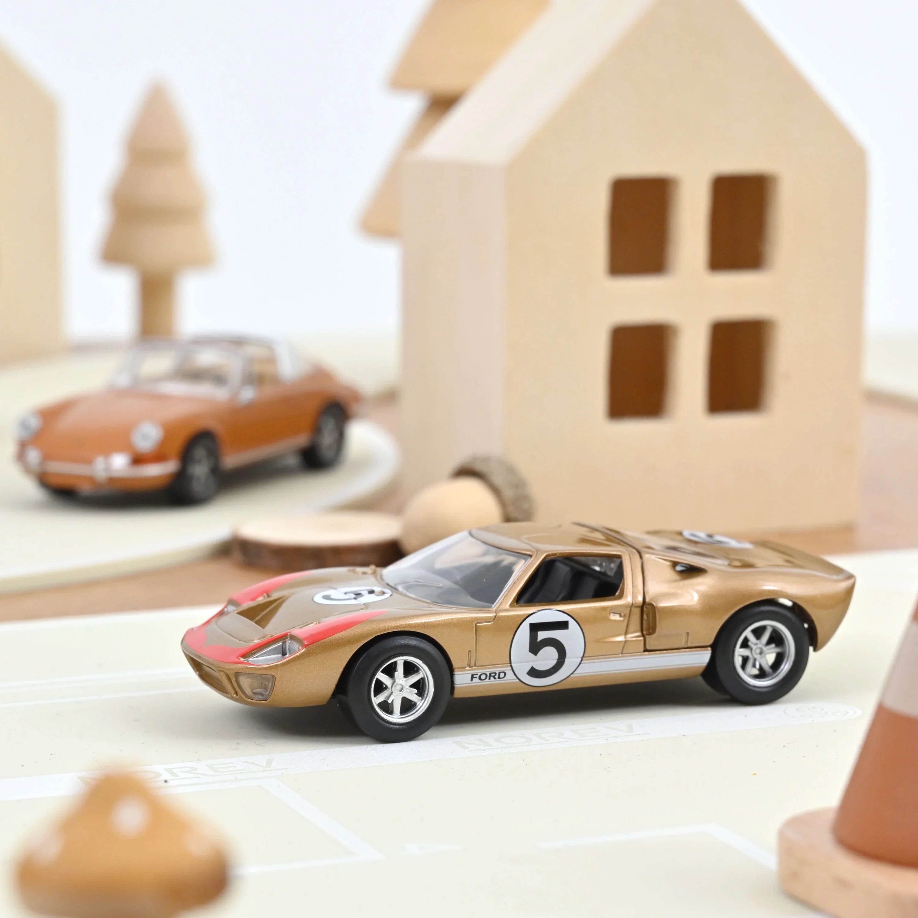 Ford GT40 1966 n°5 - Norev